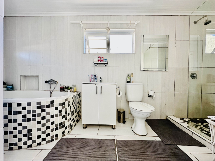 4 Bedroom Property for Sale in Perlemoenbaai Western Cape